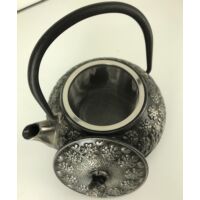 Kép 1/2 - Eredeti Japán teáskanna díszített öntvény, szűrővel ezüst színű 300 ml