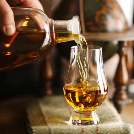 Whiskey, a bárszekrény kötelező lakója